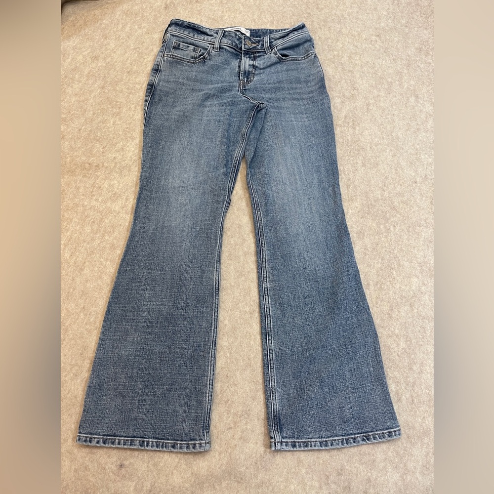 Hollister Mid Rise Relaxed Boot Medium Wash Blue Denim Jeans Womens Size 29 Reg - Picture 2 of 10